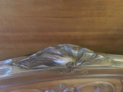 Lit de style Louis XV en noyer sculpté