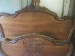 Lit de style Louis XV en noyer sculpté