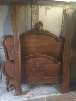 Lit de style Louis XV en noyer sculpté