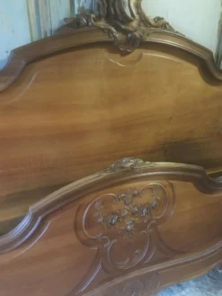 Lit de style Louis XV en noyer sculpté