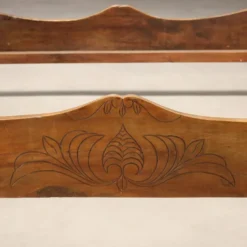 Lit double ancien en noyer sculpté, Italie, milieu du XIXe siècle