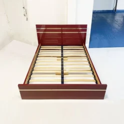 Lit double en acrylique et laiton bordeaux Eric Maville uniquement années 1970