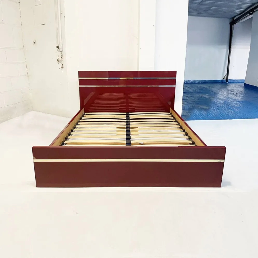 Lit double en acrylique et laiton bordeaux Eric Maville uniquement années 1970