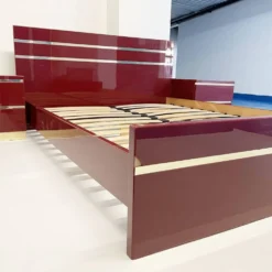 Lit double en acrylique et laiton bordeaux Eric Maville uniquement années 1970