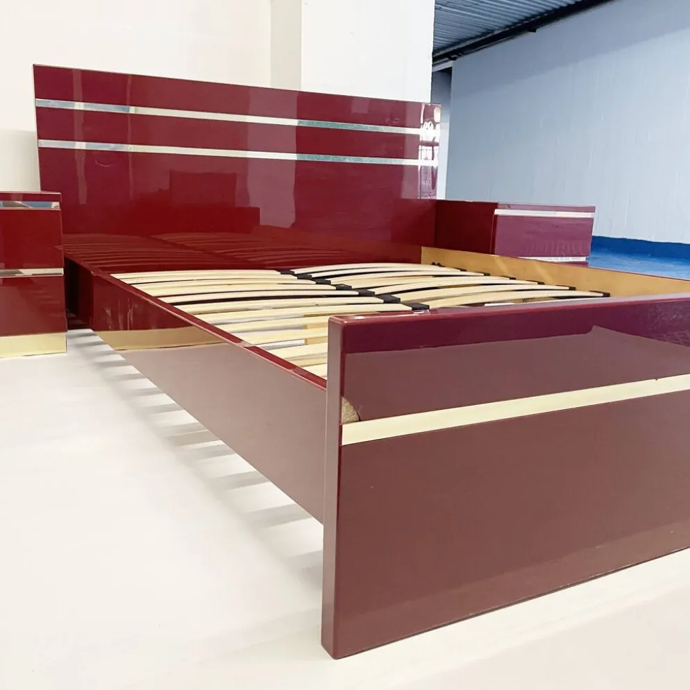 Lit double en acrylique et laiton bordeaux Eric Maville uniquement années 1970