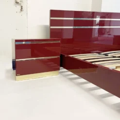 Lit double en acrylique et laiton bordeaux Eric Maville uniquement années 1970