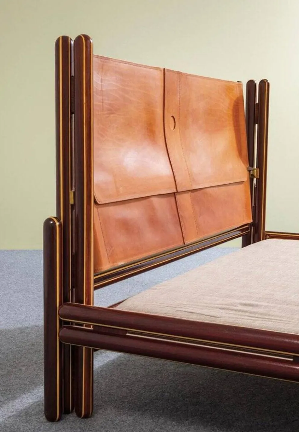 Lit double en bois et cuir attribué à Carlo Scarpa pour Simon Gavina, Italie, 1975