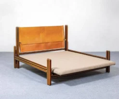 Lit double en bois et cuir attribué à Carlo Scarpa pour Simon Gavina, Italie, 1975