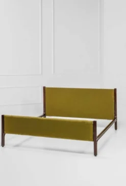 Lit double en bois et tissu vert par Gianfranco Frattini pour Bernini, années 1960.