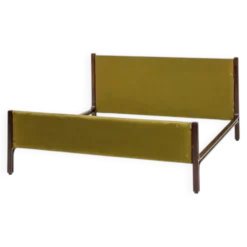 Lit double en bois et tissu vert par Gianfranco Frattini pour Bernini, années 1960.