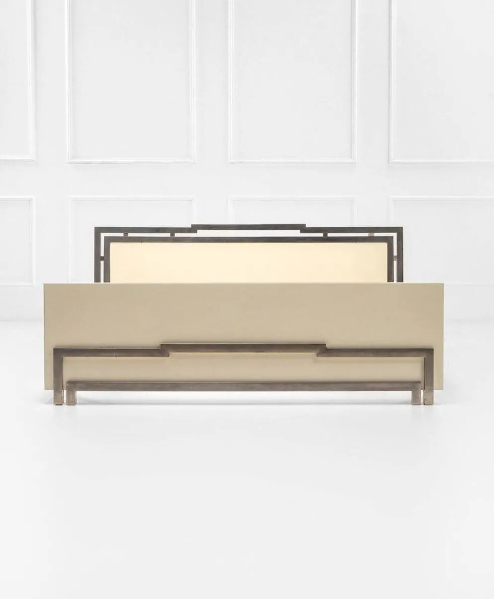 Lit double Lacor en bois laqué et métal doré par Fabrizio Smania pour Studio Smaina Interni, années 1970.