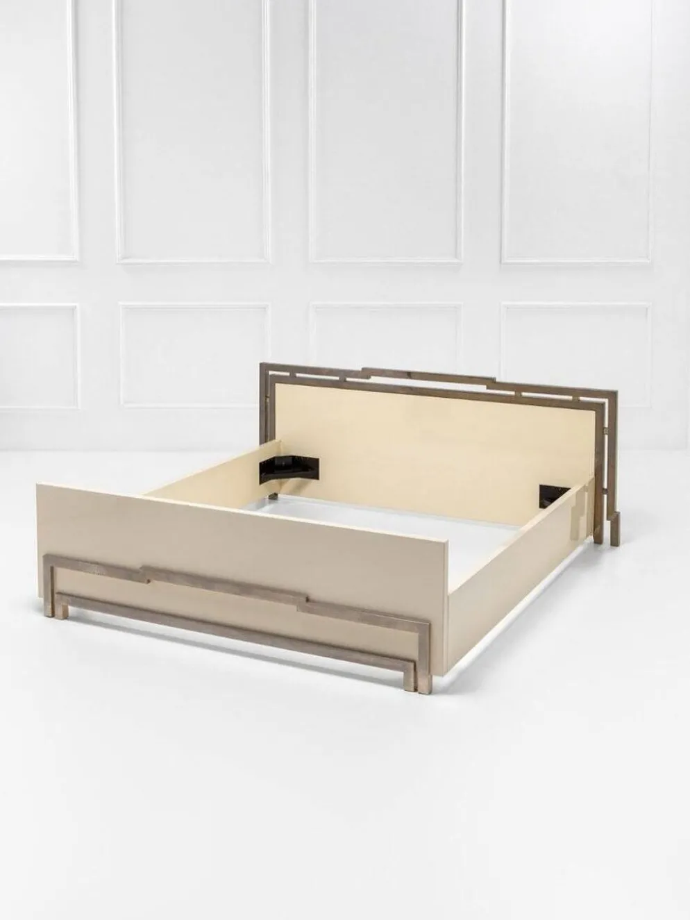 Lit double Lacor en bois laqué et métal doré par Fabrizio Smania pour Studio Smaina Interni, années 1970.