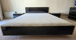 Lit double laqué noir et laiton, Maison Roméo Paris, années 1970