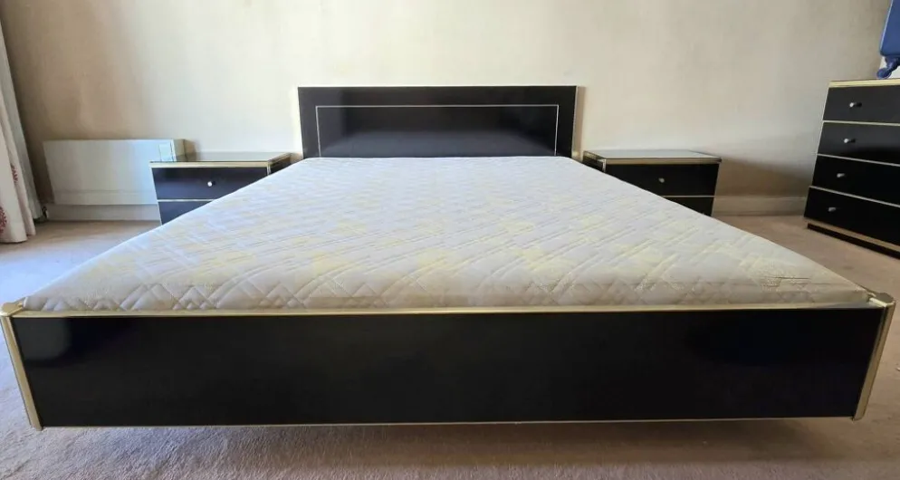 Lit double laqué noir et laiton, Maison Roméo Paris, années 1970