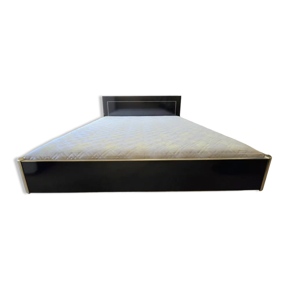Lit double laqué noir et laiton, Maison Roméo Paris, années 1970