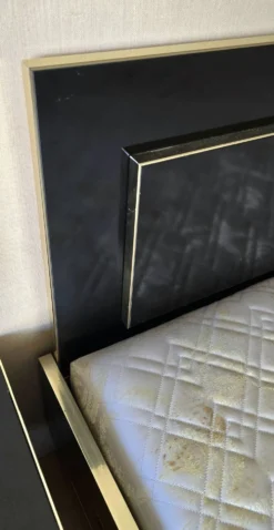 Lit double laqué noir et laiton, Maison Roméo Paris, années 1970