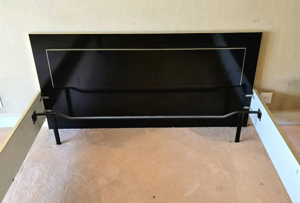 Lit double laqué noir et laiton, Maison Roméo Paris, années 1970