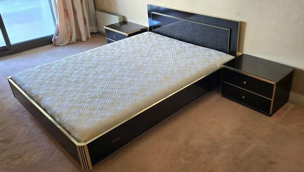 Lit double laqué noir et laiton, Maison Roméo Paris, années 1970