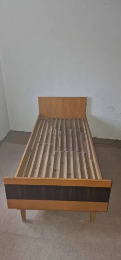Lit double Mid-Century en bois marron et noir, années 1960, production tchèque
