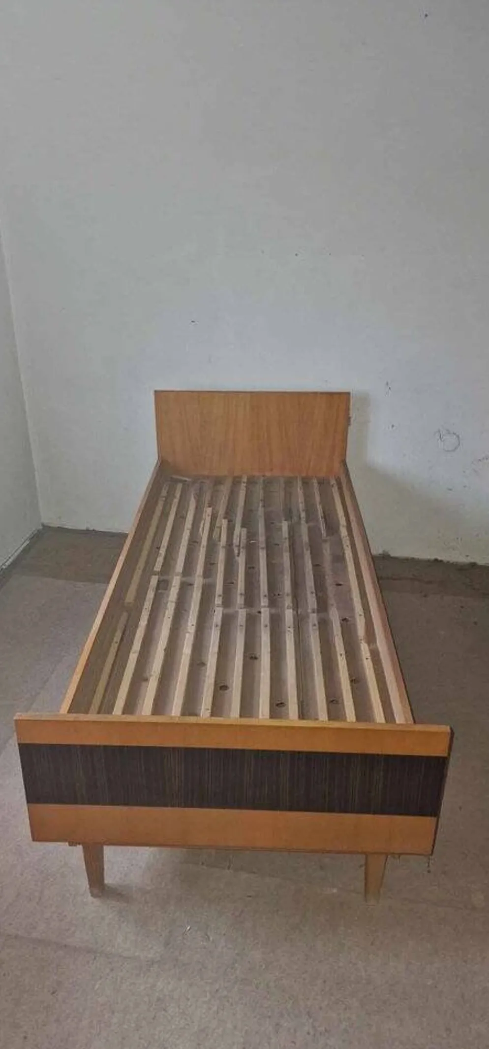 Lit double Mid-Century en bois marron et noir, années 1960, production tchèque