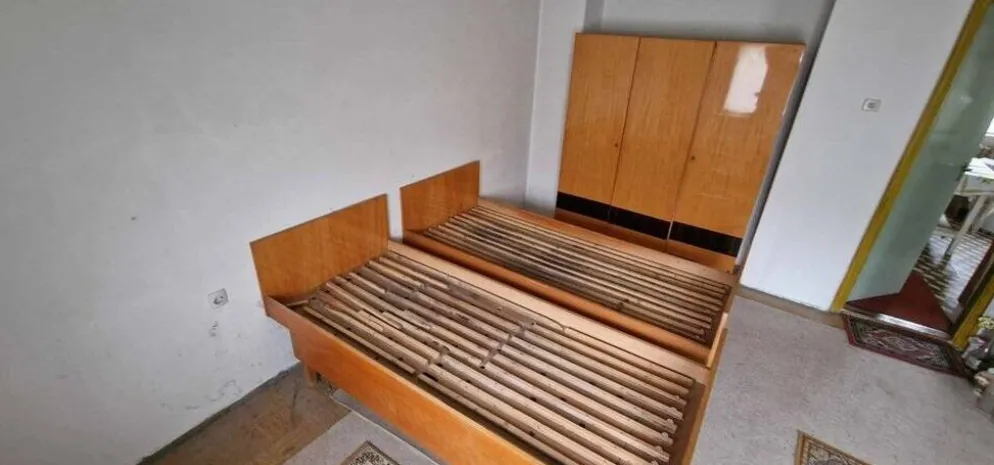 Lit double Mid-Century en bois marron et noir, années 1960, production tchèque