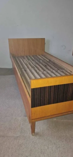 Lit double Mid-Century en bois marron et noir, années 1960, production tchèque