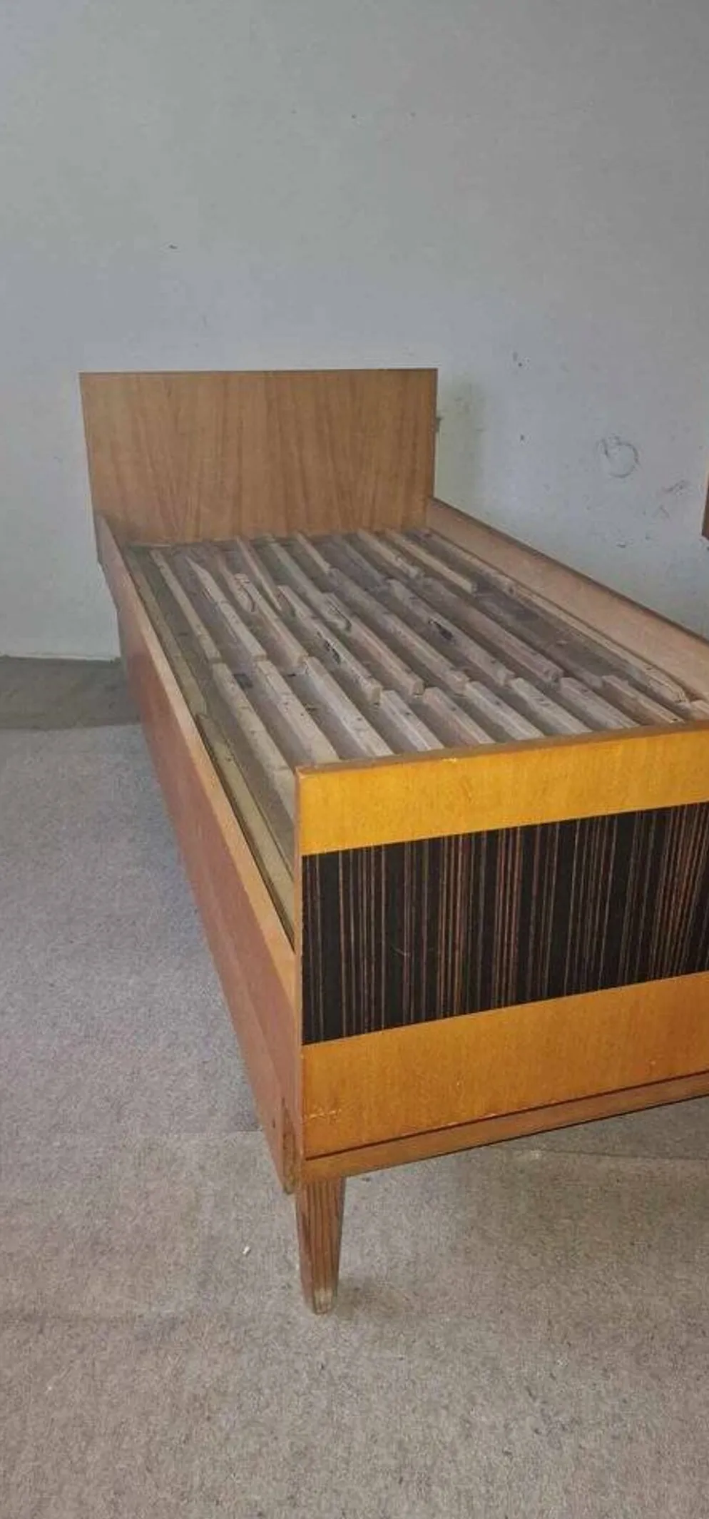 Lit double Mid-Century en bois marron et noir, années 1960, production tchèque