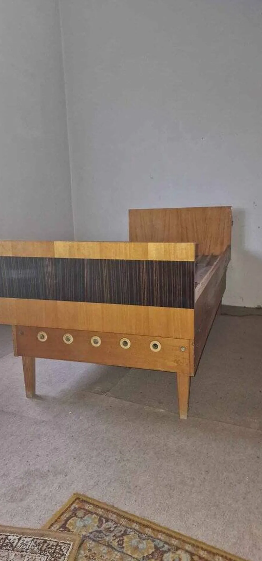 Lit double Mid-Century en bois marron et noir, années 1960, production tchèque