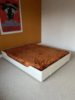 Lit double Série Ozoo, dessiné par Marc Berthier, Fibre de verre blanc, 70s