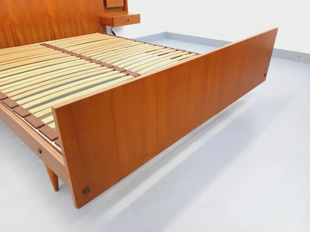 Lit double vintage style scandinave en teck des années 60 avec chevets