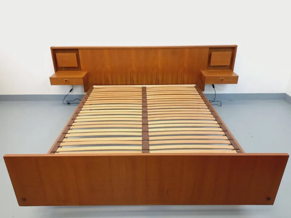 Lit double vintage style scandinave en teck des années 60 avec chevets