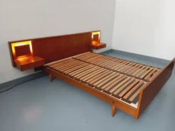 Lit double vintage style scandinave en teck des années 60 avec chevets