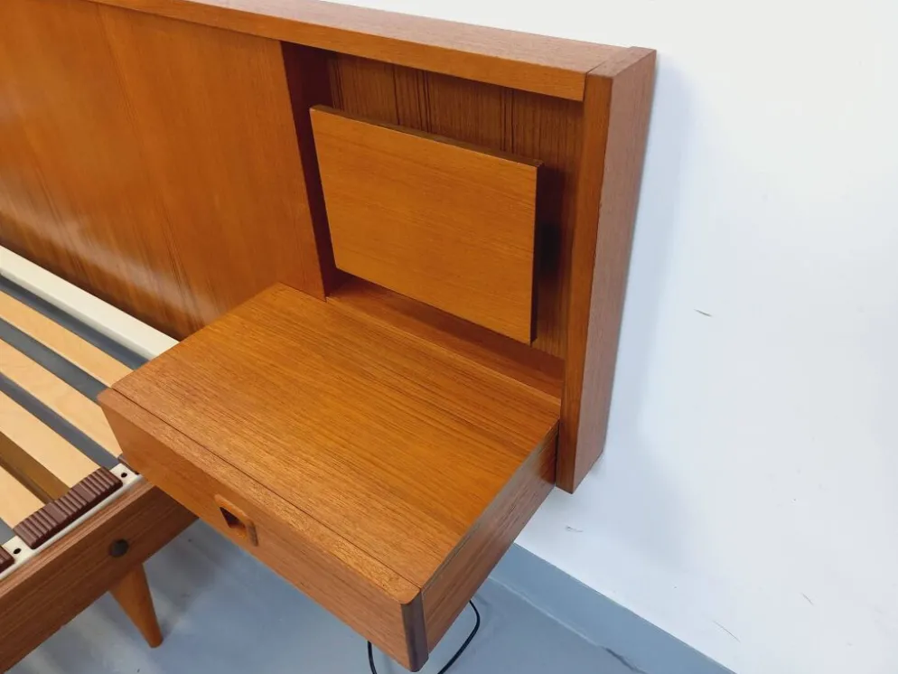 Lit double vintage style scandinave en teck des années 60 avec chevets