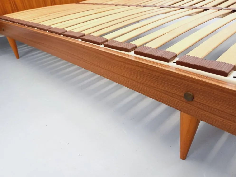 Lit double vintage style scandinave en teck des années 60 avec chevets