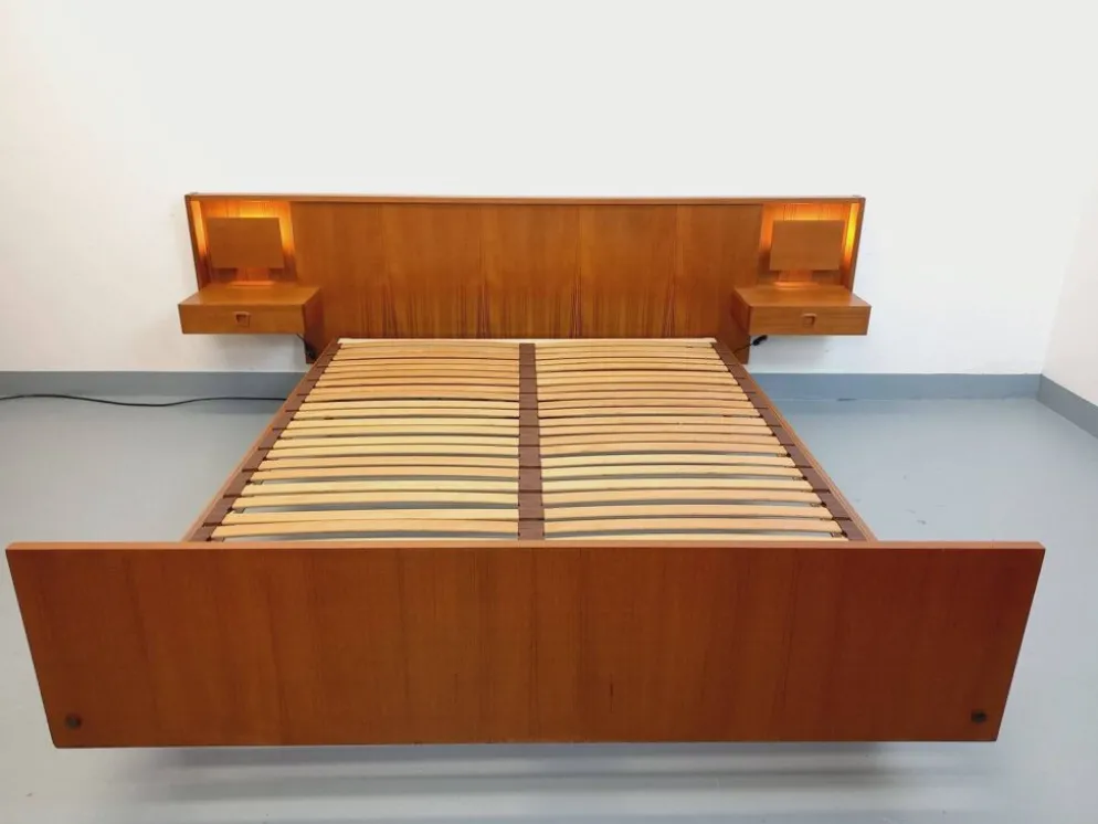 Lit double vintage style scandinave en teck des années 60 avec chevets