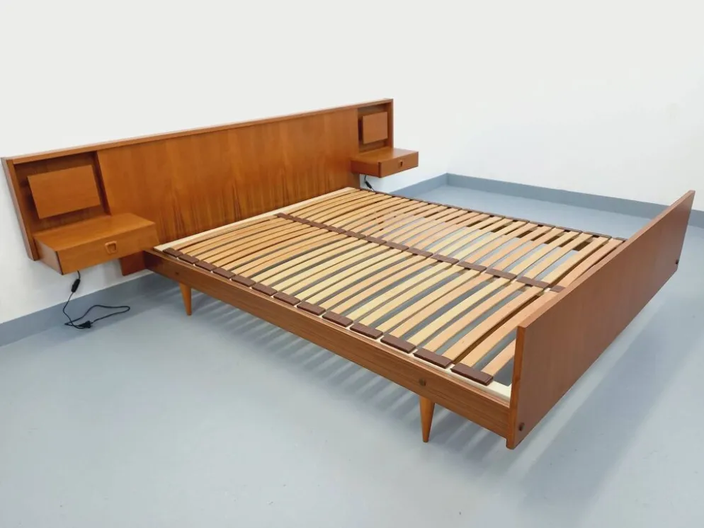 Lit double vintage style scandinave en teck des années 60 avec chevets