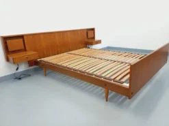 Lit double vintage style scandinave en teck des années 60 avec chevets
