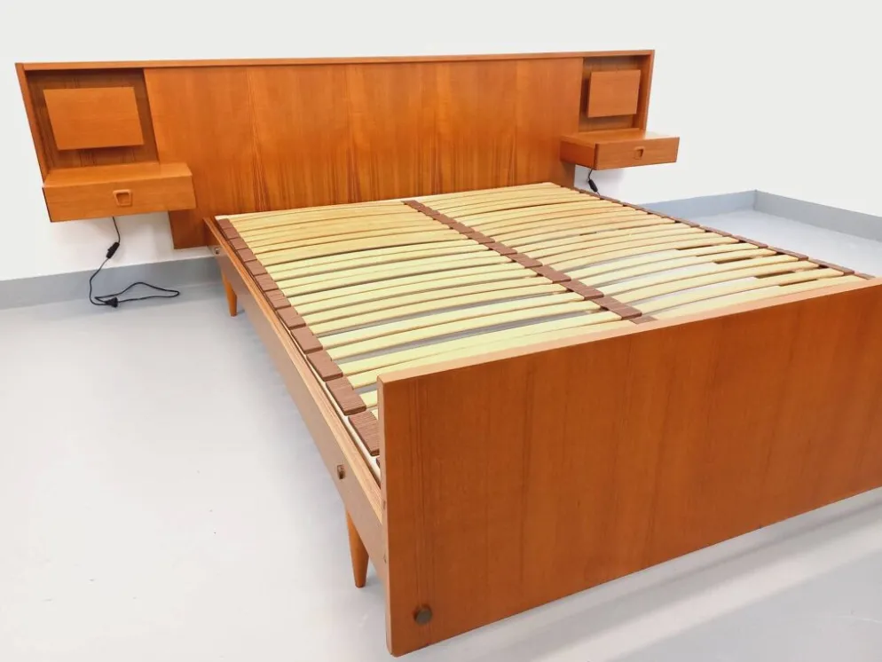 Lit double vintage style scandinave en teck des années 60 avec chevets