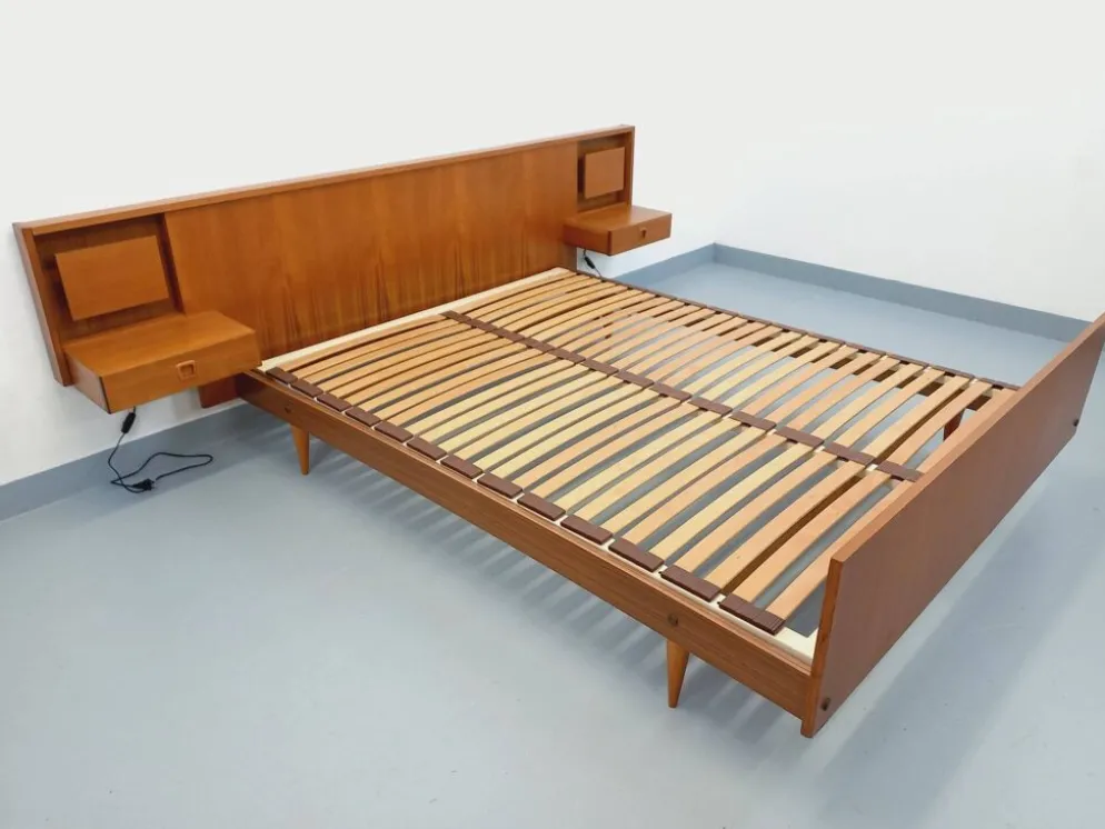 Lit double vintage style scandinave en teck des années 60 avec chevets