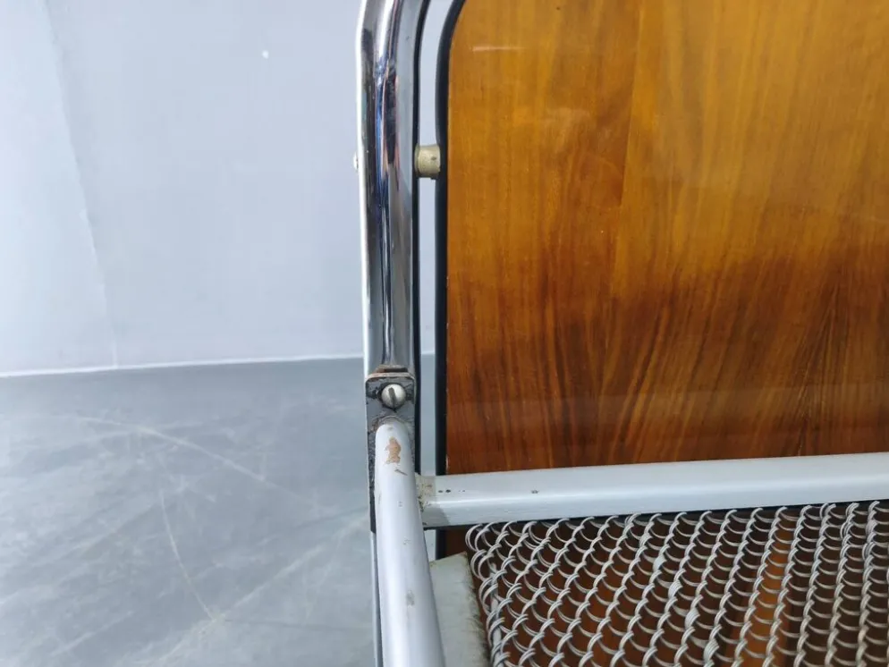 Lit en acier tubulaire Bauhaus avec panneaux en placage de noyer, années 1930