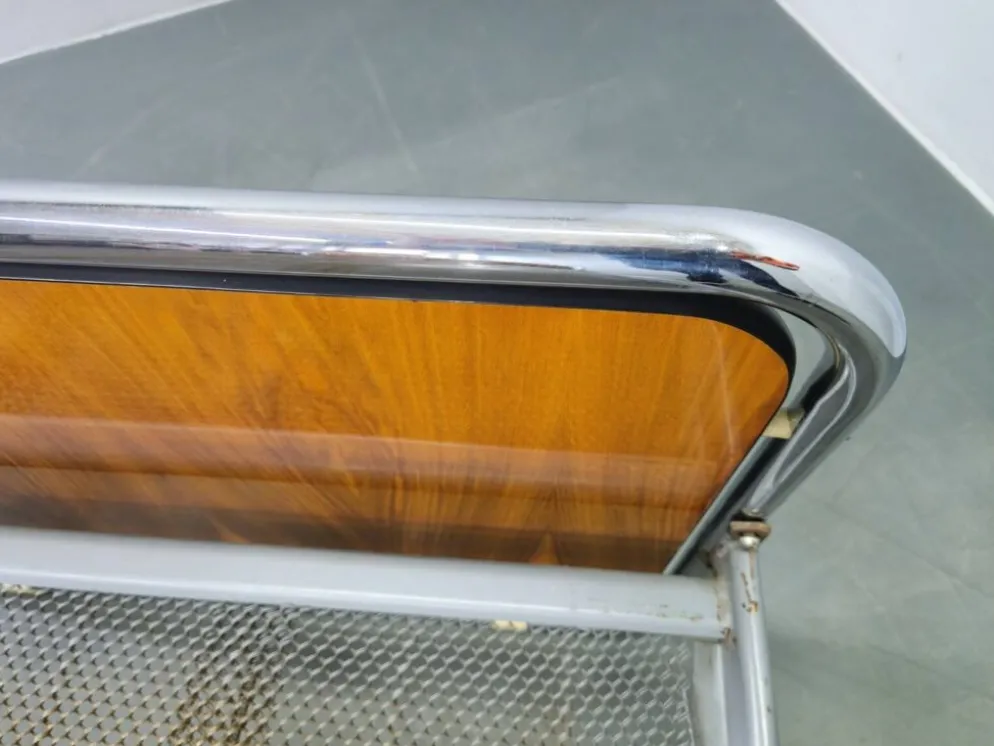Lit en acier tubulaire Bauhaus avec panneaux en placage de noyer, années 1930