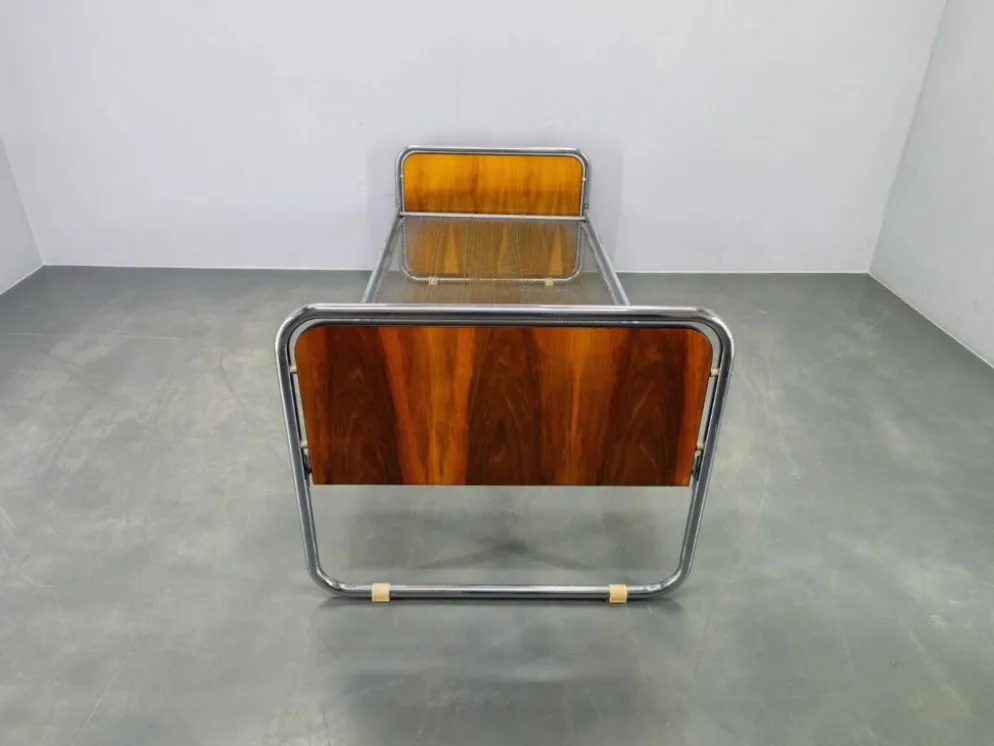 Lit en acier tubulaire Bauhaus avec panneaux en placage de noyer, années 1930