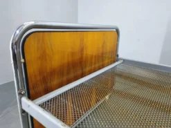 Lit en acier tubulaire Bauhaus avec panneaux en placage de noyer, années 1930