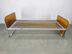 Lit en acier tubulaire Bauhaus avec panneaux en placage de noyer, années 1930