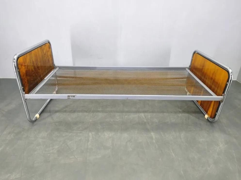 Lit en acier tubulaire Bauhaus avec panneaux en placage de noyer, années 1930