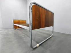 Lit en acier tubulaire Bauhaus avec panneaux en placage de noyer, années 1930