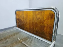 Lit en acier tubulaire Bauhaus avec panneaux en placage de noyer, années 1930