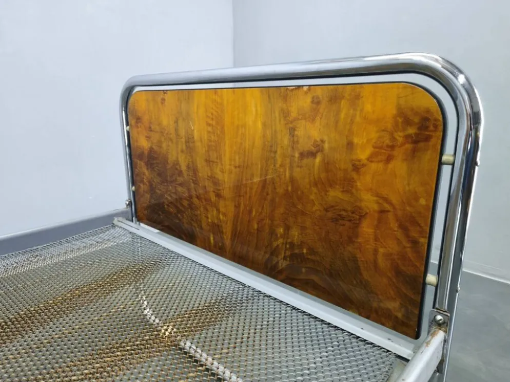 Lit en acier tubulaire Bauhaus avec panneaux en placage de noyer, années 1930