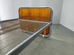 Lit en acier tubulaire Bauhaus avec panneaux en placage de noyer, années 1930