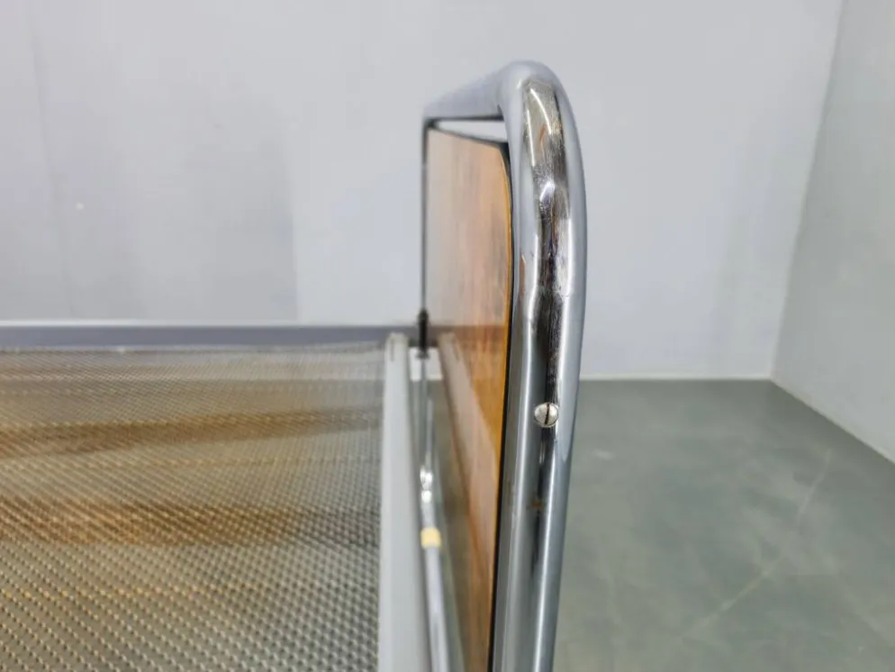 Lit en acier tubulaire Bauhaus avec panneaux en placage de noyer, années 1930